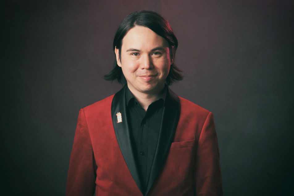 Portrait de Yan Lee Chan dans un menteau rouge et chemise noir