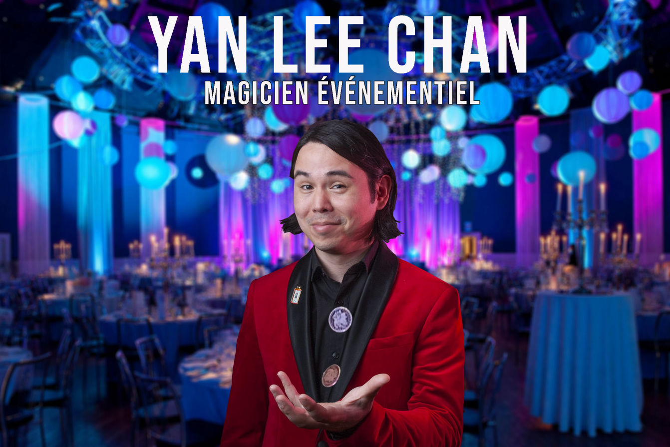 magicien Yan avec menteau rouge dans une salle de réception
